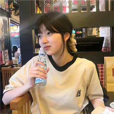 给小酒馆女子喝高杯酒